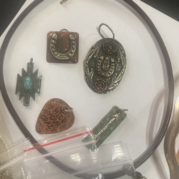 Costume jewelry - Picture 4 of 6